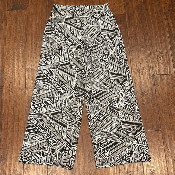 Medium Black and White Geometric Patterned Pants - Picture 8 of 8